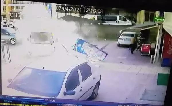 Son dakika haber! Kamyonetin altında kalmaktan kıl payı kurtuldular; o anlar kamerada Son dakika haber! Kamyonetin altında kalmaktan kıl payı kurtuldular; o anlar kamerada