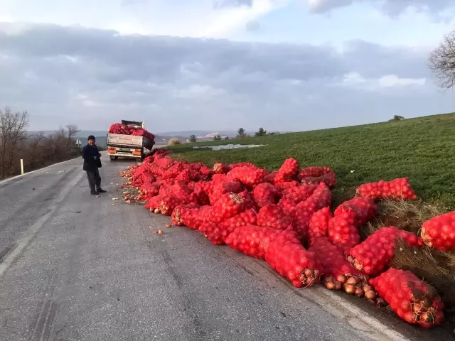 Kamyonun kasası kırılınca soğan çuvalları yola saçıldı Kamyonun kasası kırılınca soğan çuvalları yola saçıldı