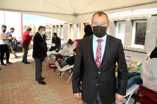'Kan ver, can ver' dediler, Kızılay'a kan bağışında bulundular 'Kan ver, can ver' dediler, Kızılay'a kan bağışında bulundular