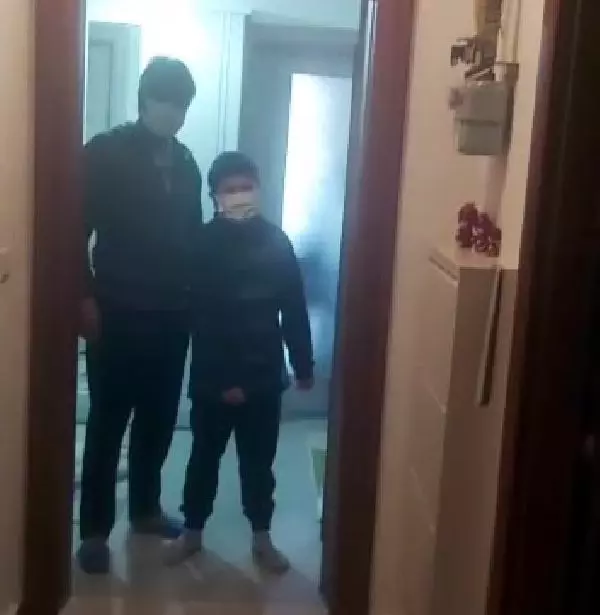 Karantinadaki Berkay'a polisten doğum günü sürprizi Karantinadaki Berkay'a polisten doğum günü sürprizi