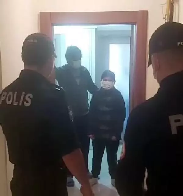 Karantinadaki Berkay'a polisten doğum günü sürprizi Karantinadaki Berkay'a polisten doğum günü sürprizi