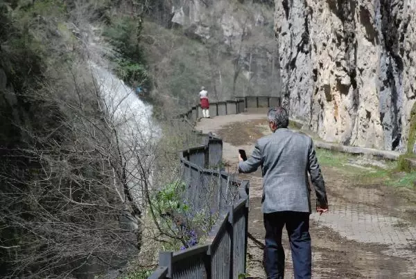 Karlar eridi, Ulukaya Şelalesi coştu Karlar eridi, Ulukaya Şelalesi coştu