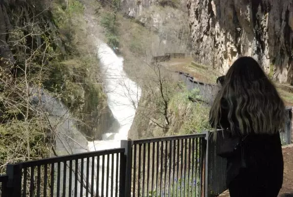 Karlar eridi, Ulukaya Şelalesi coştu Karlar eridi, Ulukaya Şelalesi coştu