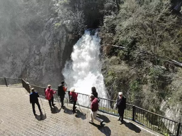 Karlar eridi, Ulukaya Şelalesi coştu Karlar eridi, Ulukaya Şelalesi coştu