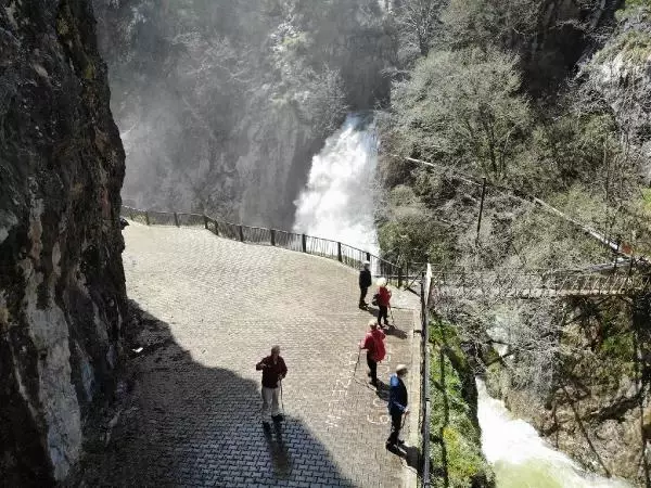 Karlar eridi, Ulukaya Şelalesi coştu Karlar eridi, Ulukaya Şelalesi coştu