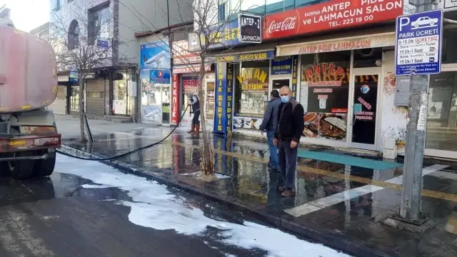 Kars'ta kaldırımlar köpüklü suyla yıkanıyor Kars'ta kaldırımlar köpüklü suyla yıkanıyor