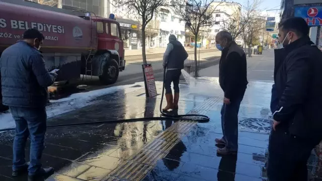 Kars'ta kaldırımlar köpüklü suyla yıkanıyor Kars'ta kaldırımlar köpüklü suyla yıkanıyor