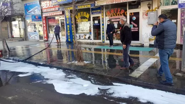 Kars'ta kaldırımlar köpüklü suyla yıkanıyor Kars'ta kaldırımlar köpüklü suyla yıkanıyor