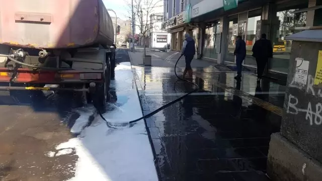 Kars'ta kaldırımlar köpüklü suyla yıkanıyor Kars'ta kaldırımlar köpüklü suyla yıkanıyor