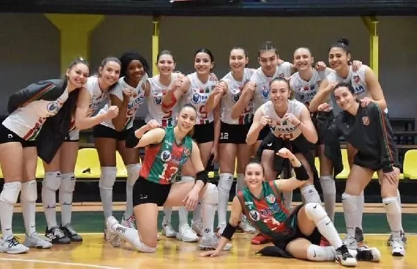 Karşıyaka ve Göztepe'nin Play-Off heyecanı Karşıyaka ve Göztepe'nin Play-Off heyecanı