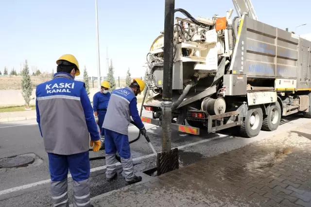KASKİ ızgaraları temizliyor KASKİ ızgaraları temizliyor