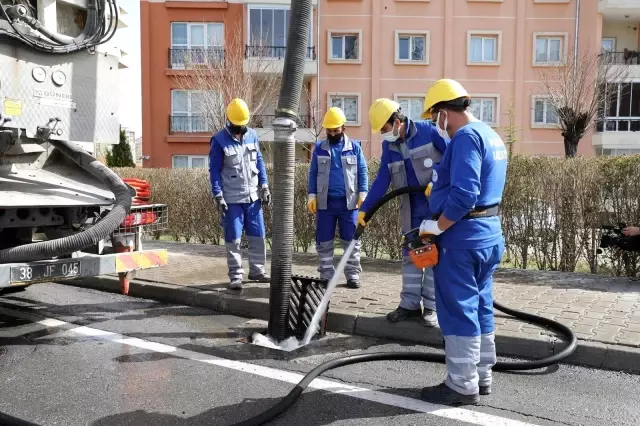 KASKİ ızgaraları temizliyor KASKİ ızgaraları temizliyor