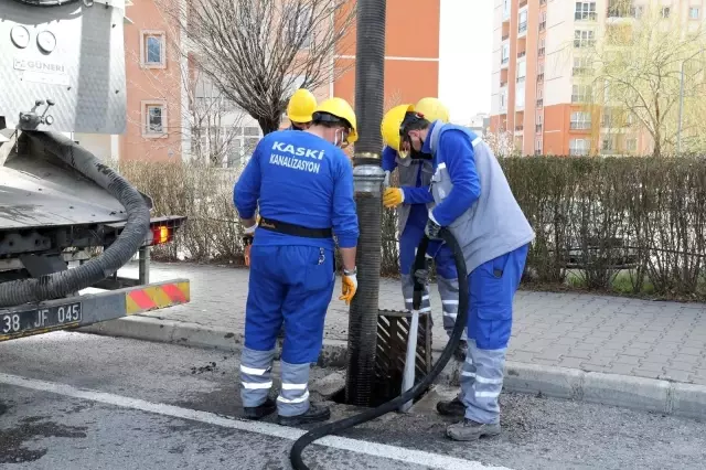KASKİ ızgaraları temizliyor KASKİ ızgaraları temizliyor