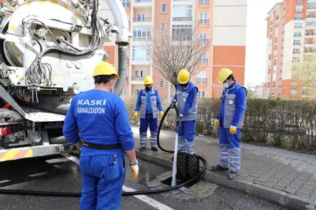 KASKİ ızgaraları temizliyor KASKİ ızgaraları temizliyor