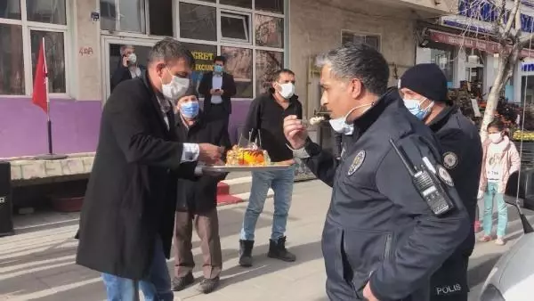 Son Dakika | 'Kavga var' diye polisi çağırıp, pasta ikram ettiler Son Dakika | 'Kavga var' diye polisi çağırıp, pasta ikram ettiler