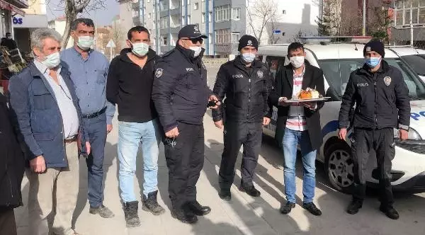 Son Dakika | 'Kavga var' diye polisi çağırıp, pasta ikram ettiler Son Dakika | 'Kavga var' diye polisi çağırıp, pasta ikram ettiler