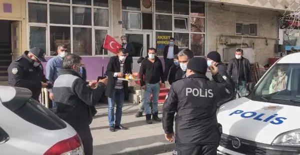 Son Dakika | 'Kavga var' diye polisi çağırıp, pasta ikram ettiler Son Dakika | 'Kavga var' diye polisi çağırıp, pasta ikram ettiler