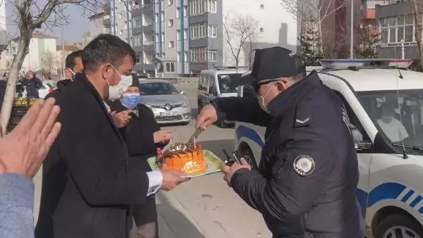 Son Dakika | 'Kavga var' diye polisi çağırıp, pasta ikram ettiler Son Dakika | 'Kavga var' diye polisi çağırıp, pasta ikram ettiler