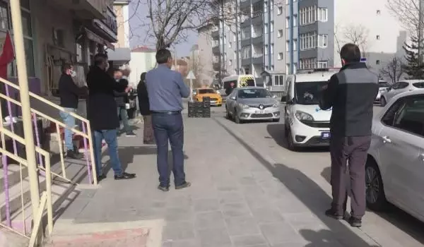 Son Dakika | 'Kavga var' diye polisi çağırıp, pasta ikram ettiler Son Dakika | 'Kavga var' diye polisi çağırıp, pasta ikram ettiler