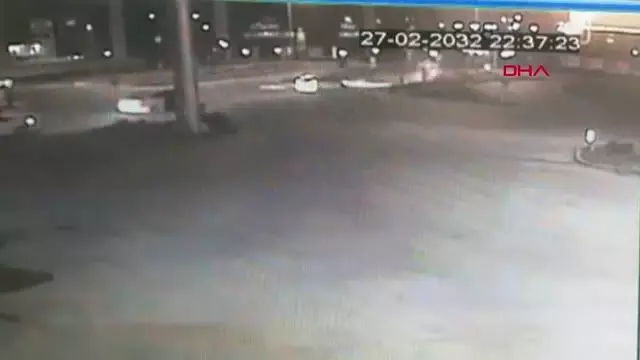 KAVŞAKTA OTOMOBİLE ÇARPMAMAK İÇİN MANEVRA YAPINCA TAKLA ATTI KAVŞAKTA OTOMOBİLE ÇARPMAMAK İÇİN MANEVRA YAPINCA TAKLA ATTI