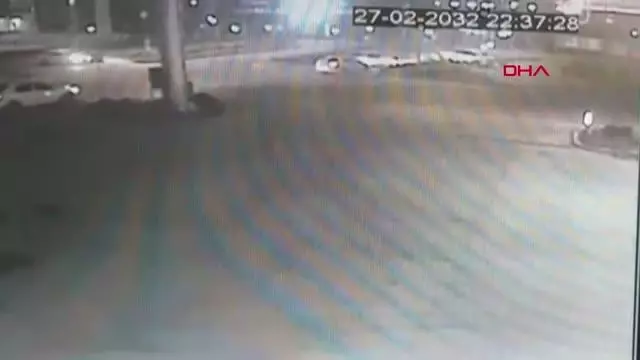 KAVŞAKTA OTOMOBİLE ÇARPMAMAK İÇİN MANEVRA YAPINCA TAKLA ATTI KAVŞAKTA OTOMOBİLE ÇARPMAMAK İÇİN MANEVRA YAPINCA TAKLA ATTI