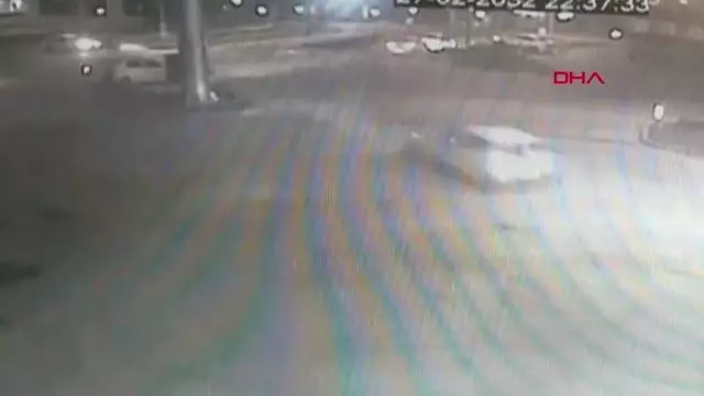 KAVŞAKTA OTOMOBİLE ÇARPMAMAK İÇİN MANEVRA YAPINCA TAKLA ATTI KAVŞAKTA OTOMOBİLE ÇARPMAMAK İÇİN MANEVRA YAPINCA TAKLA ATTI