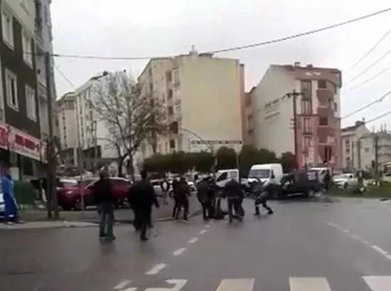 Kaza sonrası silahlar patladı, tekmeler havada uçuştu Kaza sonrası silahlar patladı, tekmeler havada uçuştu