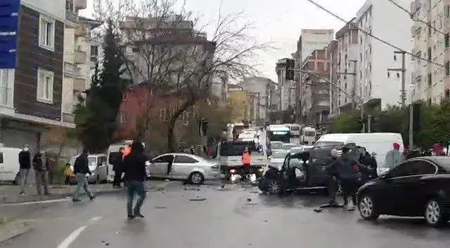 Kaza sonrası silahlar patladı, tekmeler havada uçuştu Kaza sonrası silahlar patladı, tekmeler havada uçuştu