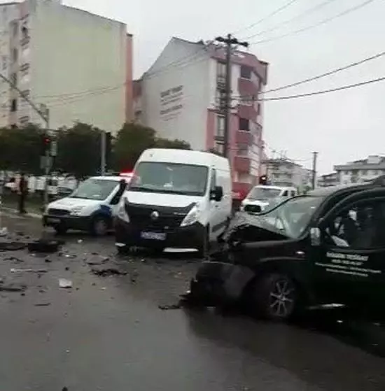 Kaza sonrası silahlar patladı, tekmeler havada uçuştu Kaza sonrası silahlar patladı, tekmeler havada uçuştu