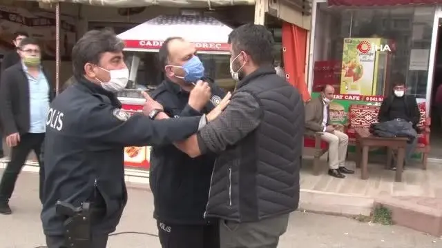 Son dakika haberleri! Kaza sonrası yaşanan kavgayı polis güçlükle ayırdı Son dakika haberleri! Kaza sonrası yaşanan kavgayı polis güçlükle ayırdı
