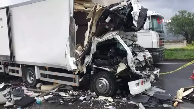 Kemalpaşa'da 1 kişinin hayatını kaybettiği kazanın yeni görüntüleri ortaya çıktı Kemalpaşa'da 1 kişinin hayatını kaybettiği kazanın yeni görüntüleri ortaya çıktı