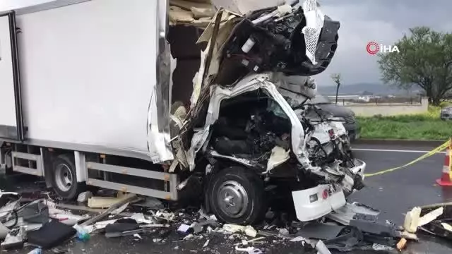 Kemalpaşa'da 1 kişinin hayatını kaybettiği kazanın yeni görüntüleri ortaya çıktı Kemalpaşa'da 1 kişinin hayatını kaybettiği kazanın yeni görüntüleri ortaya çıktı