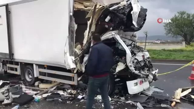 Kemalpaşa'da 1 kişinin hayatını kaybettiği kazanın yeni görüntüleri ortaya çıktı Kemalpaşa'da 1 kişinin hayatını kaybettiği kazanın yeni görüntüleri ortaya çıktı