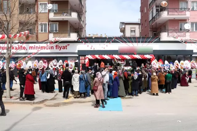 Son dakika haberi: Kırmızı kategorideki Sivas'ta market indirimi Covid-19'u unutturdu, Valilik kararı ile market kapatıldı Son dakika haberi: Kırmızı kategorideki Sivas'ta market indirimi Covid-19'u unutturdu, Valilik kararı ile market kapatıldı