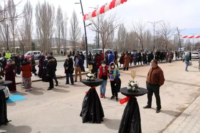 Son dakika haberi: Kırmızı kategorideki Sivas'ta market indirimi Covid-19'u unutturdu, Valilik kararı ile market kapatıldı Son dakika haberi: Kırmızı kategorideki Sivas'ta market indirimi Covid-19'u unutturdu, Valilik kararı ile market kapatıldı