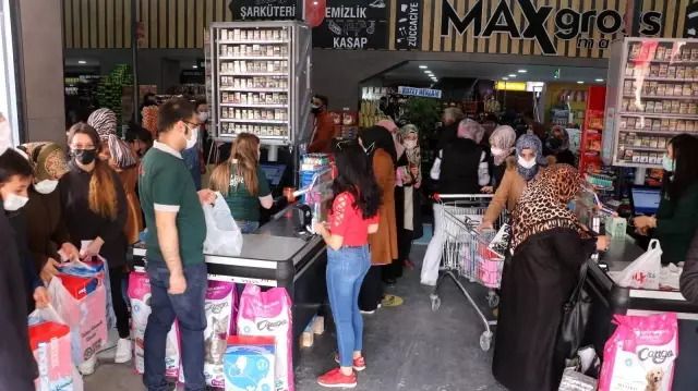 Son dakika haberi: Kırmızı kategorideki Sivas'ta market indirimi Covid-19'u unutturdu, Valilik kararı ile market kapatıldı Son dakika haberi: Kırmızı kategorideki Sivas'ta market indirimi Covid-19'u unutturdu, Valilik kararı ile market kapatıldı