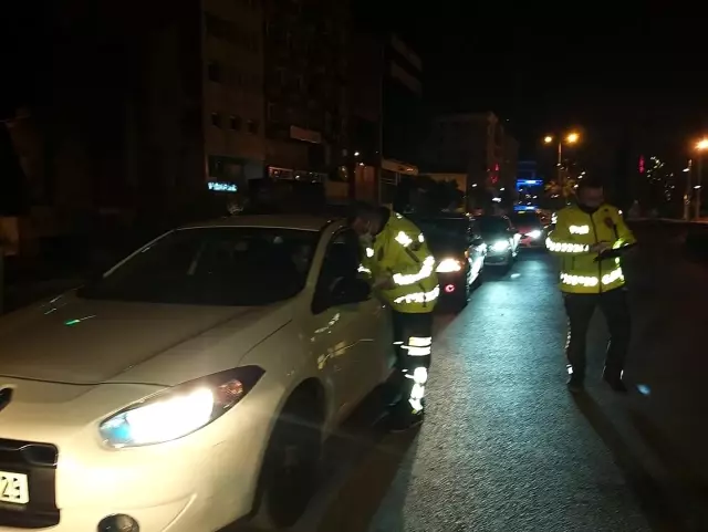 Son dakika haberleri | Kısıtlamaya uymayan sürücülere ceza kesildi Son dakika haberleri | Kısıtlamaya uymayan sürücülere ceza kesildi