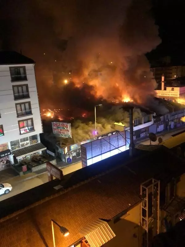 ANKARA Kızılcahamam'daki çarşıda 20 iş yeri yandı ANKARA Kızılcahamam'daki çarşıda 20 iş yeri yandı