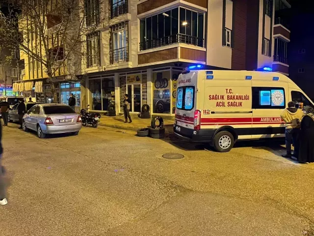 Kontrolden çıkan motosiklet devrildi: 3 yaralı Kontrolden çıkan motosiklet devrildi: 3 yaralı