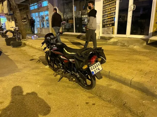 Kontrolden çıkan motosiklet devrildi: 3 yaralı Kontrolden çıkan motosiklet devrildi: 3 yaralı