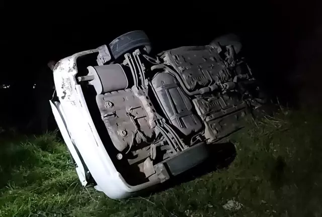 Kontrolden çıkan otomobil taklalar atarak şarampole uçtu Kontrolden çıkan otomobil taklalar atarak şarampole uçtu