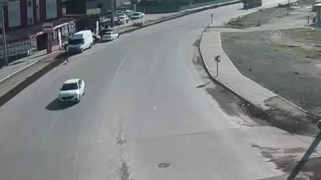 Köpeğe çarpıp kaçan minibüsün sürücüsü KGYS kamerası kayıtlarından bulundu Köpeğe çarpıp kaçan minibüsün sürücüsü KGYS kamerası kayıtlarından bulundu
