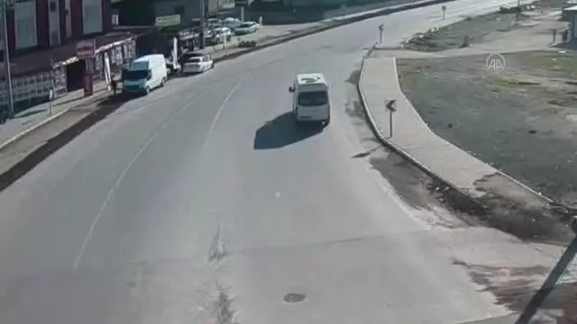 Köpeğe çarpıp kaçan minibüsün sürücüsü KGYS kamerası kayıtlarından bulundu Köpeğe çarpıp kaçan minibüsün sürücüsü KGYS kamerası kayıtlarından bulundu