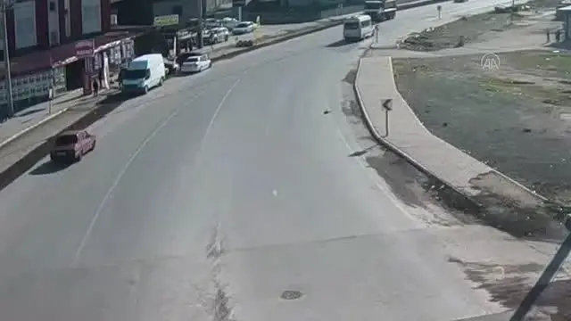Köpeğe çarpıp kaçan minibüsün sürücüsü KGYS kamerası kayıtlarından bulundu Köpeğe çarpıp kaçan minibüsün sürücüsü KGYS kamerası kayıtlarından bulundu