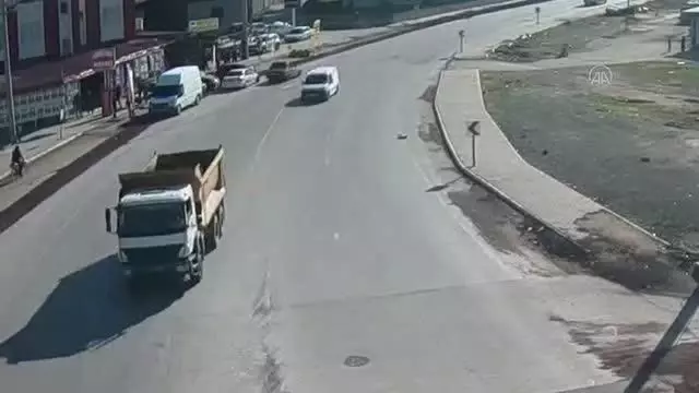 Köpeğe çarpıp kaçan minibüsün sürücüsü KGYS kamerası kayıtlarından bulundu Köpeğe çarpıp kaçan minibüsün sürücüsü KGYS kamerası kayıtlarından bulundu