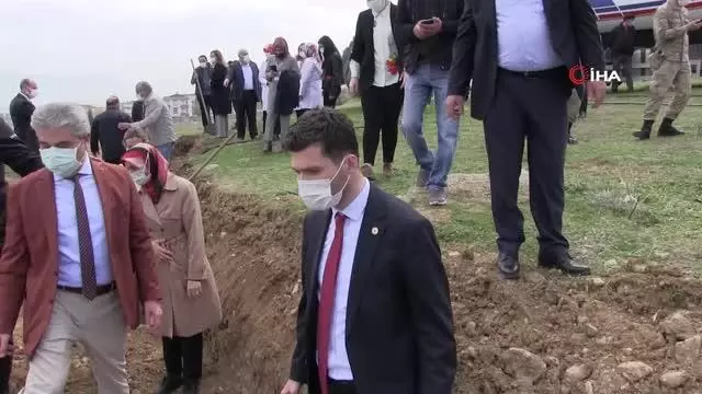 Korona virüsle mücadelenin kahramanları için fidan diktiler Korona virüsle mücadelenin kahramanları için fidan diktiler