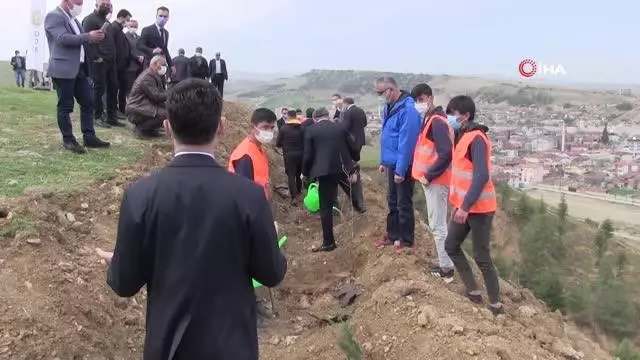 Korona virüsle mücadelenin kahramanları için fidan diktiler Korona virüsle mücadelenin kahramanları için fidan diktiler
