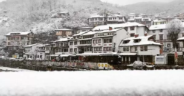 Kosova'da Nisan ayında kar sürprizi Kosova'da Nisan ayında kar sürprizi