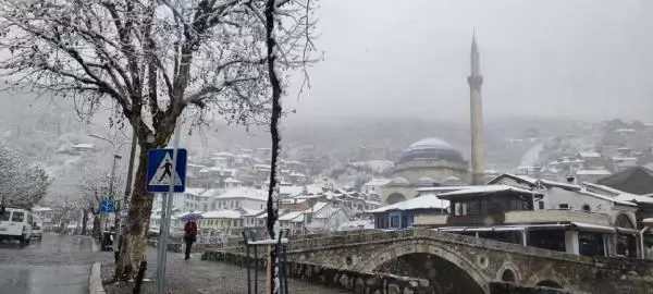 Kosova'da Nisan ayında kar sürprizi Kosova'da Nisan ayında kar sürprizi