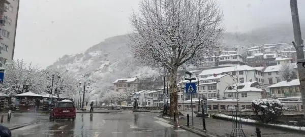Kosova'da Nisan ayında kar sürprizi Kosova'da Nisan ayında kar sürprizi